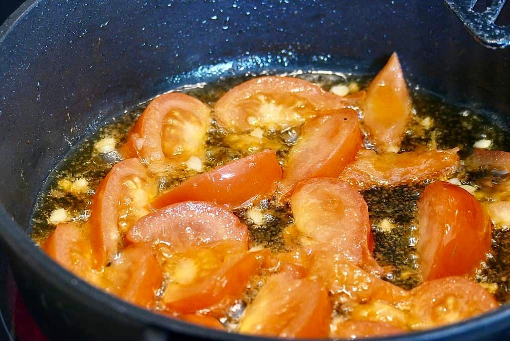Tomaten und Knoblauch anbraten