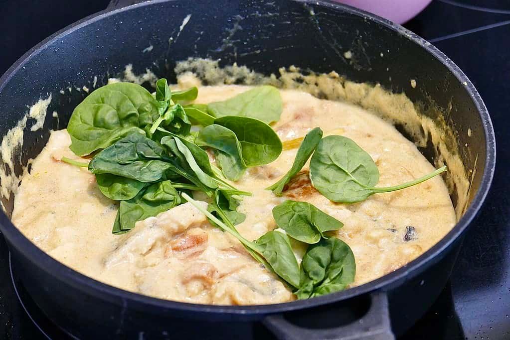 Spinat zum Curry geben