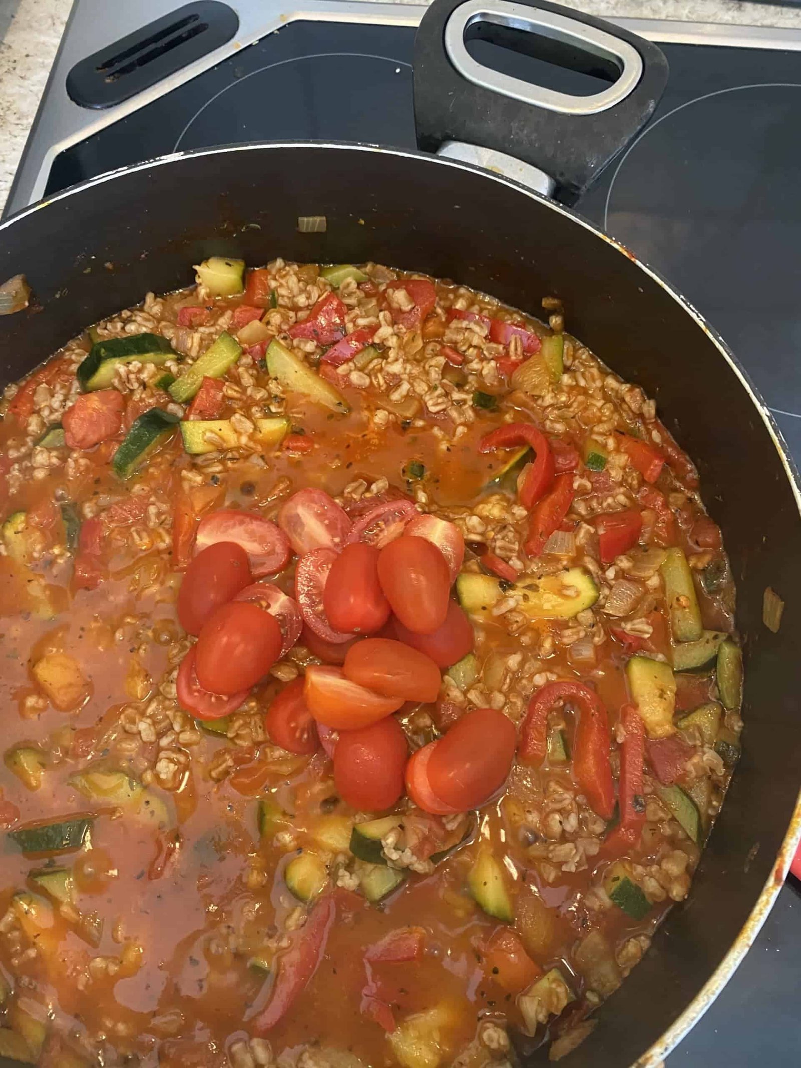 Mediterrane Gemüsepfanne mit Dinkel und Feta - Täglich lecker kochen