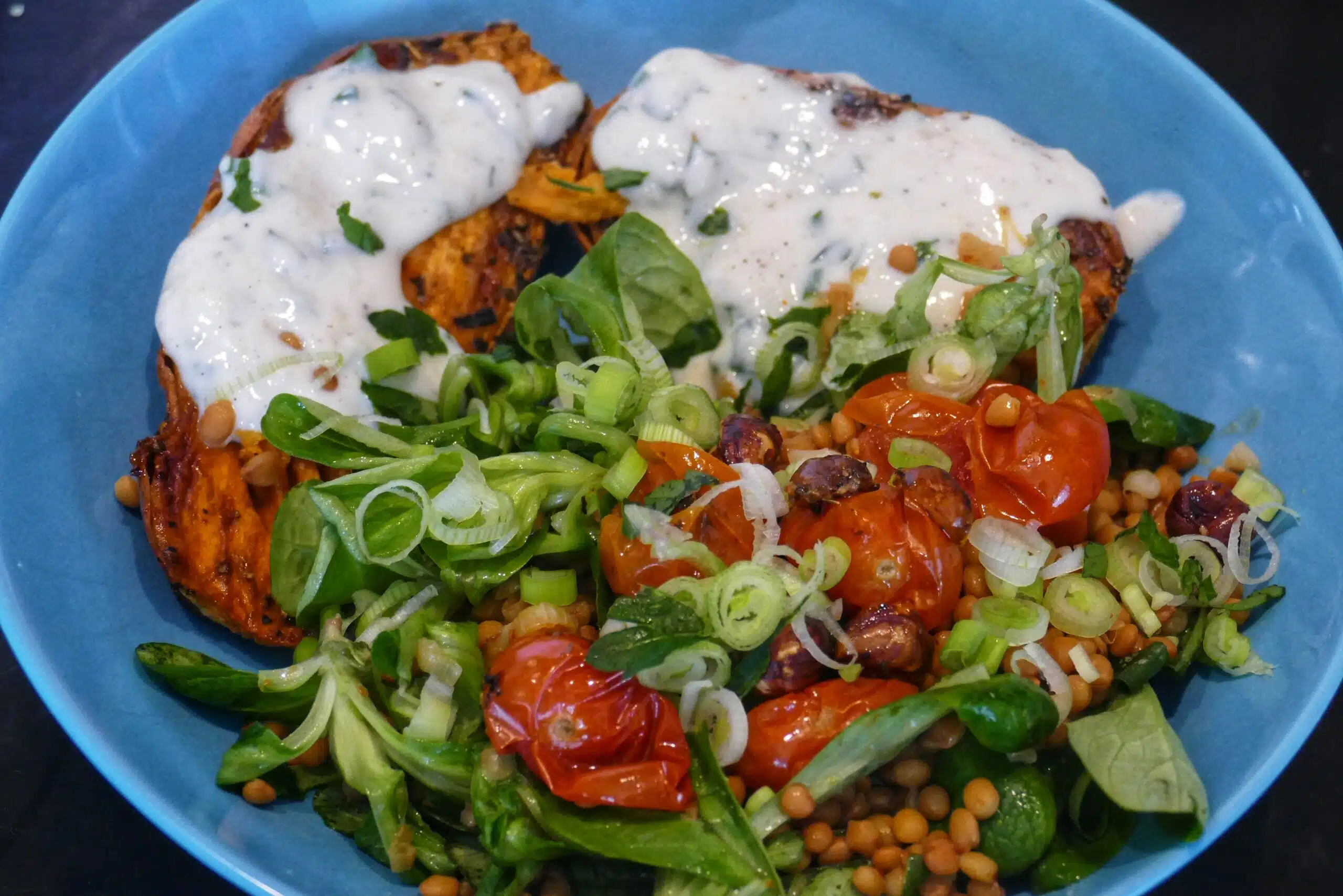 IMG 3985 scaled Das 2. Rezept der Hello Fresh Testwoche, gebackene Ofen-Süßkartoffeln mit veganem Kräuter-Dip