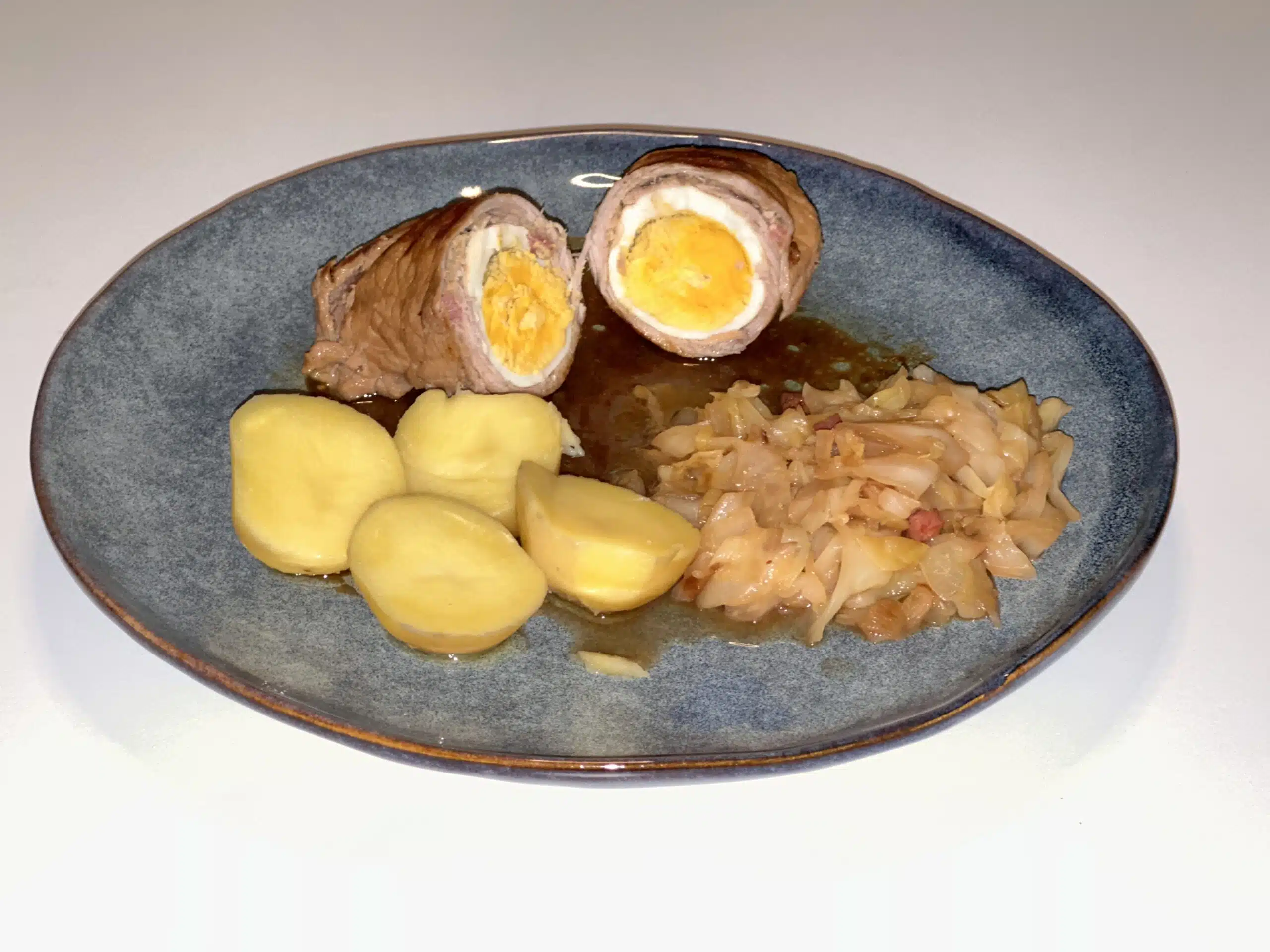 Schwalbennester oder Schweinerouladen mit Ei