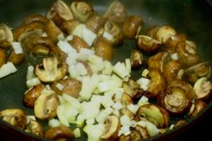 Champignons und Zwiebeln anbraten
