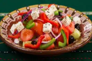 Einfaches schnelles Rezept: Griechischer Salat - Die perfekte Kombination aus frischem Gemüse und mediterranen Aromen! 8 Griechischer Salat
