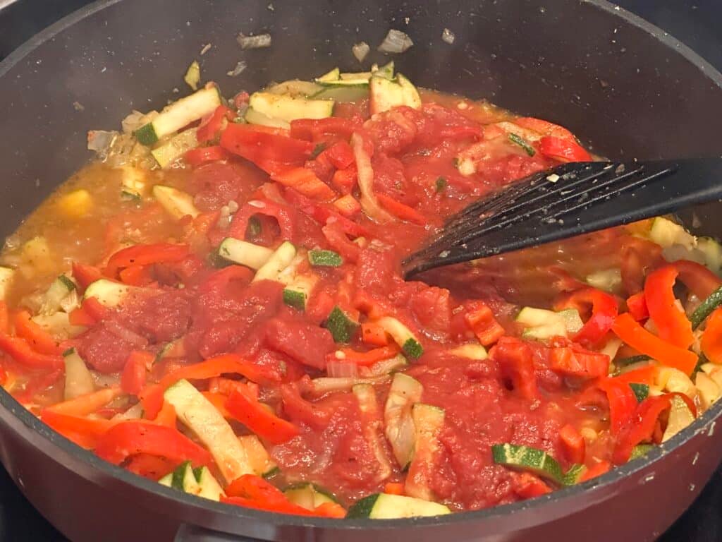 Tomaten zugeben