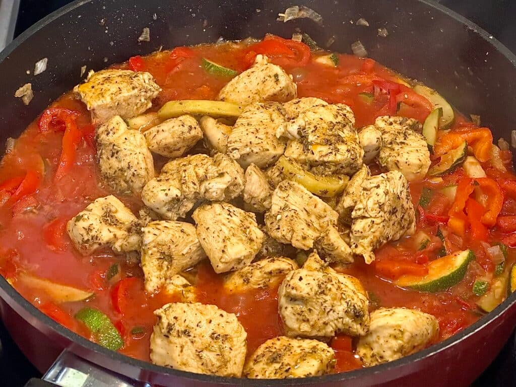 Hähnchen in die Pfanne zurückgeben