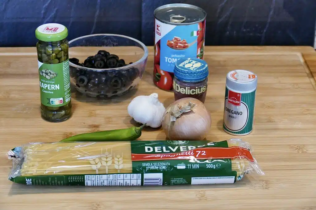 Spaghetti alla Puttanesca - Ein Feuerwerk mediterraner Aromen 16 Zutaten für Spaghetti alla Puttanesca