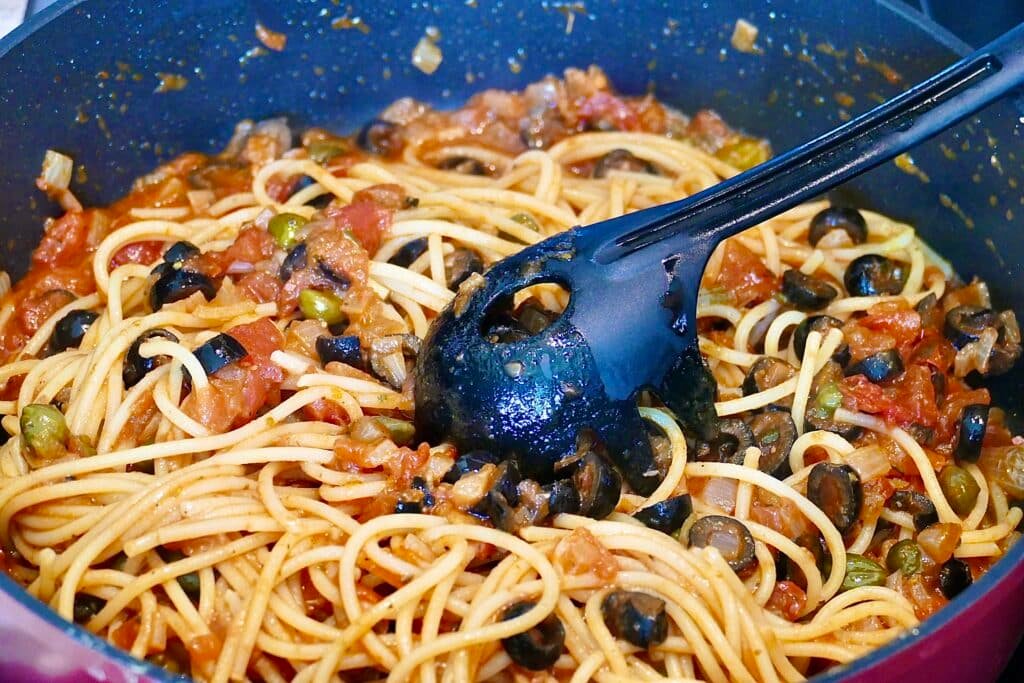 Spaghetti alla Puttanesca, Spaghetti untermischen