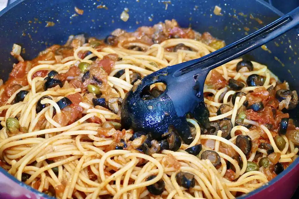 Spaghetti alla Puttanesca - Ein Feuerwerk mediterraner Aromen 20 Spaghetti alla Puttanesca, Spaghetti untermischen