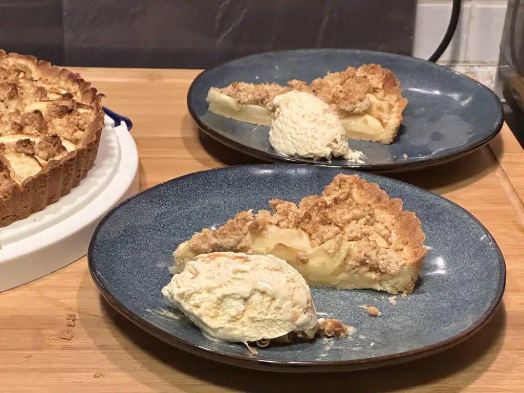 Apfelkuchen mit einer Eiskugel