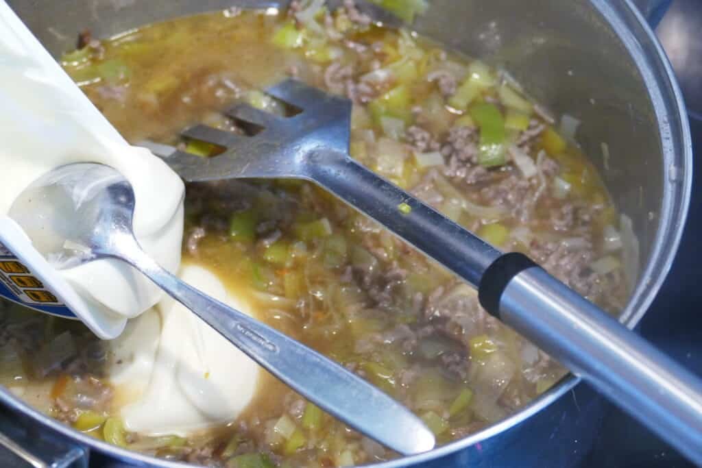 Käselauchsuppe, Schmelzkäse unterrühren