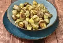 Rosenkohl-Pfanne mit Kartoffeln und Bratwurst