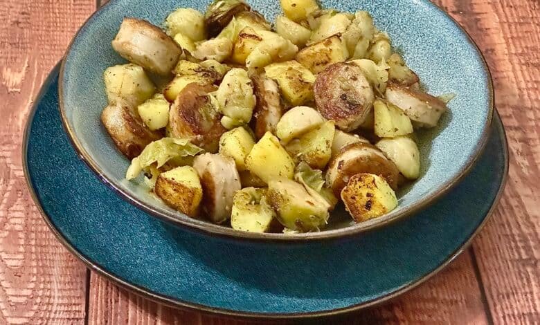 Rosenkohl-Pfanne mit Kartoffeln und Bratwurst