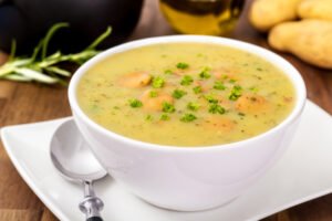 Leckere Kartoffelsuppe mit Würstchen