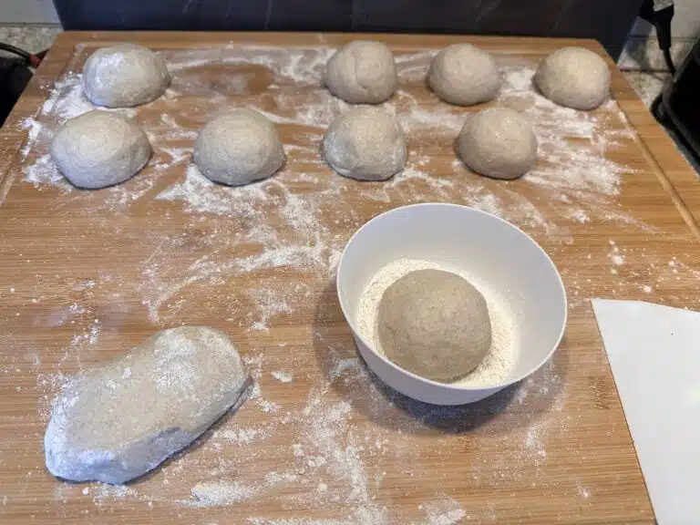 Brötchen Rundschleifen und in den Schluss in Mehl tauchen