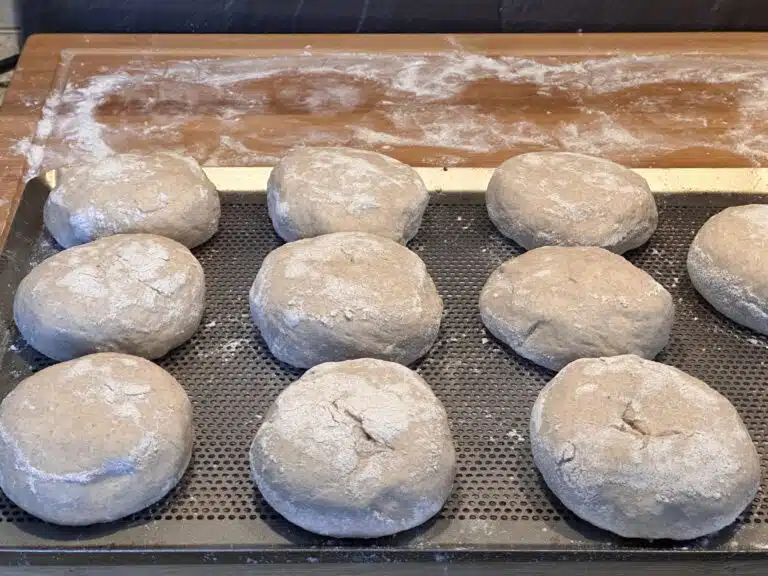 Brötchen auf das Backblech setzen