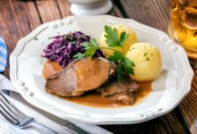 Schwarzbierbraten mit Klößen und Rotkohl