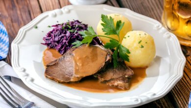 Genussvolle Variation: Schwarzbierbraten aus zartem Schweinelachs! 6 Schwarzbierbraten mit Klößen und Rotkohl