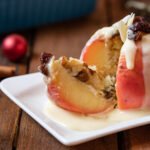 gebackener Bratapfel mit Füllung aus Marzipan, Mandeln, Rosinen und Zimt mit Vanillesoße zur Winterzeit und Weihnachten