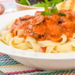 Würstchengulasch mit Bandnudeln